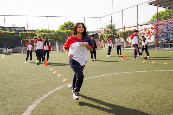 alumnos de justo sierra en cancha de futbol