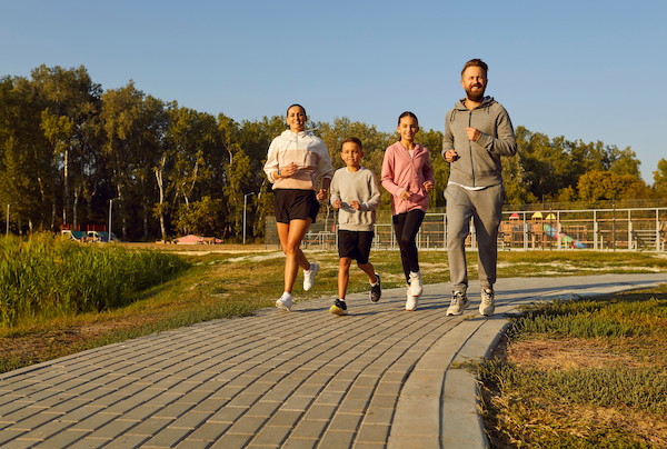 familia corriendo en verano