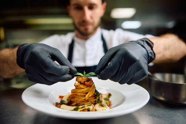 estudiante de gastronomia haciendo un platillo
