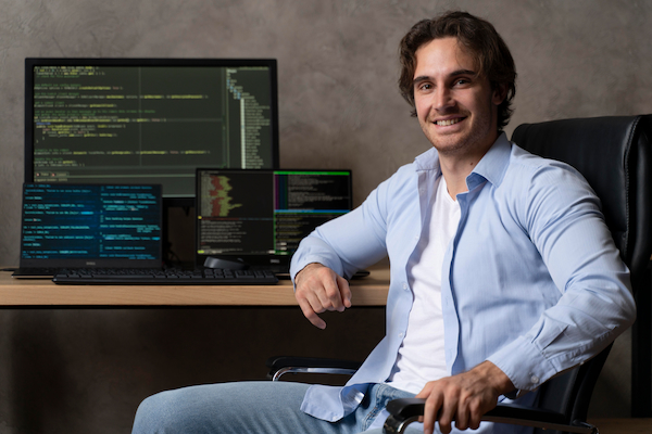 ingeniero en sistemas en escritorio