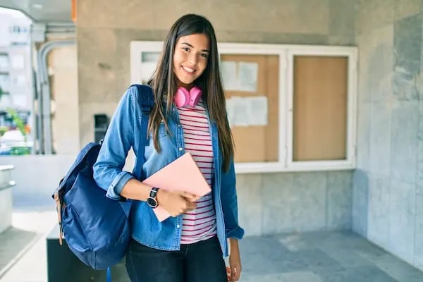 alumna de justo sierra con libreta en mano 