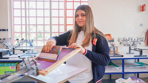 alumna de justo sierra en taller de serigrafia