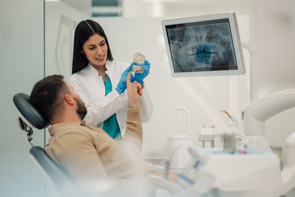 dentista en consultorio con paciente