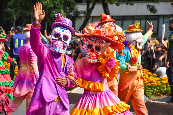 personajes de dia de muertos en desfile