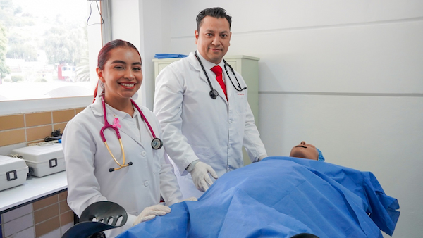 alumna y doctor de medicina en simulacion