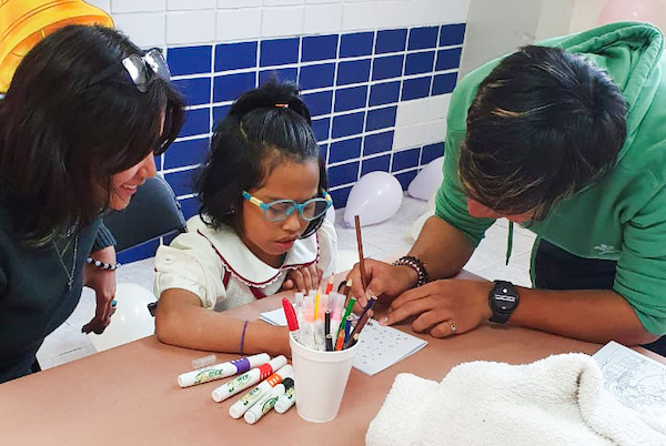 alumna haciendo una carta de navidad