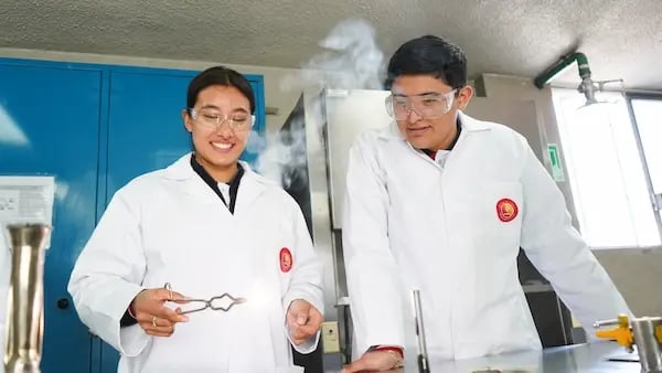 alumnos de justo sierra en laboratorio de ciencias