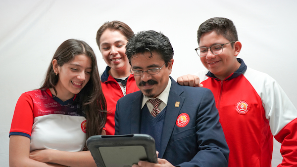 alumnos de justo sierra con maestro