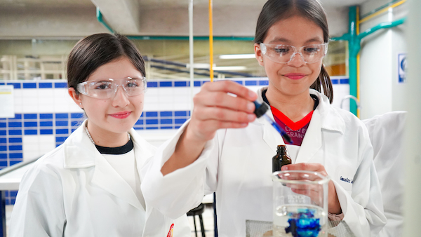 alumnas de justo sierra en laboratorio