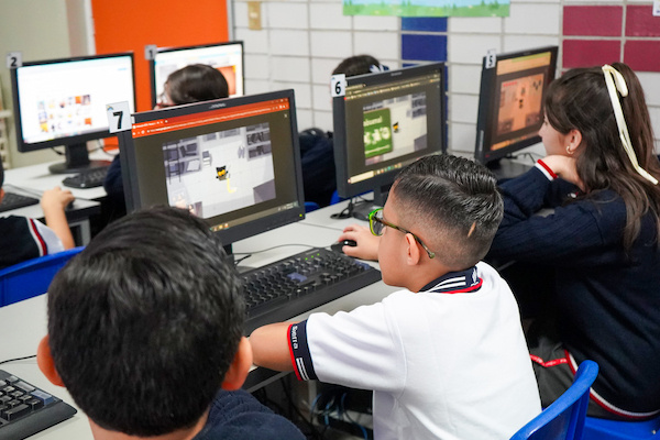 Estudiantes de justo sierra aprendiendo en computadoras