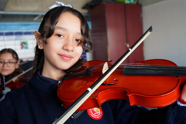 alumna-tocando-violin