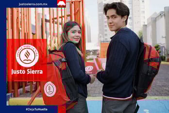 alumnos con mochila en campus justo sierra 