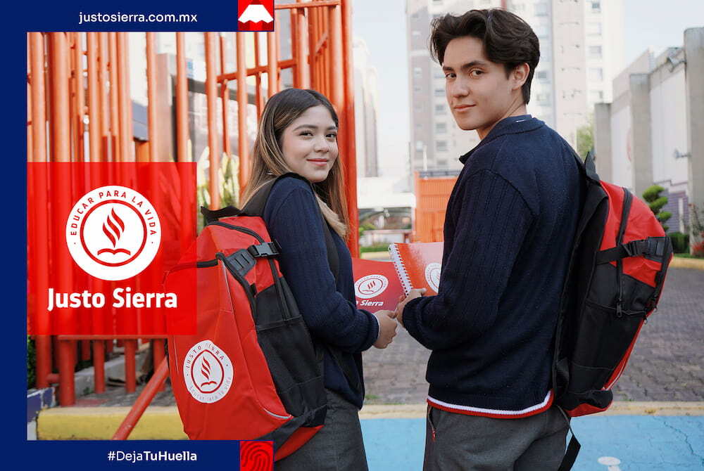 alumnos con mochila en campus justo sierra