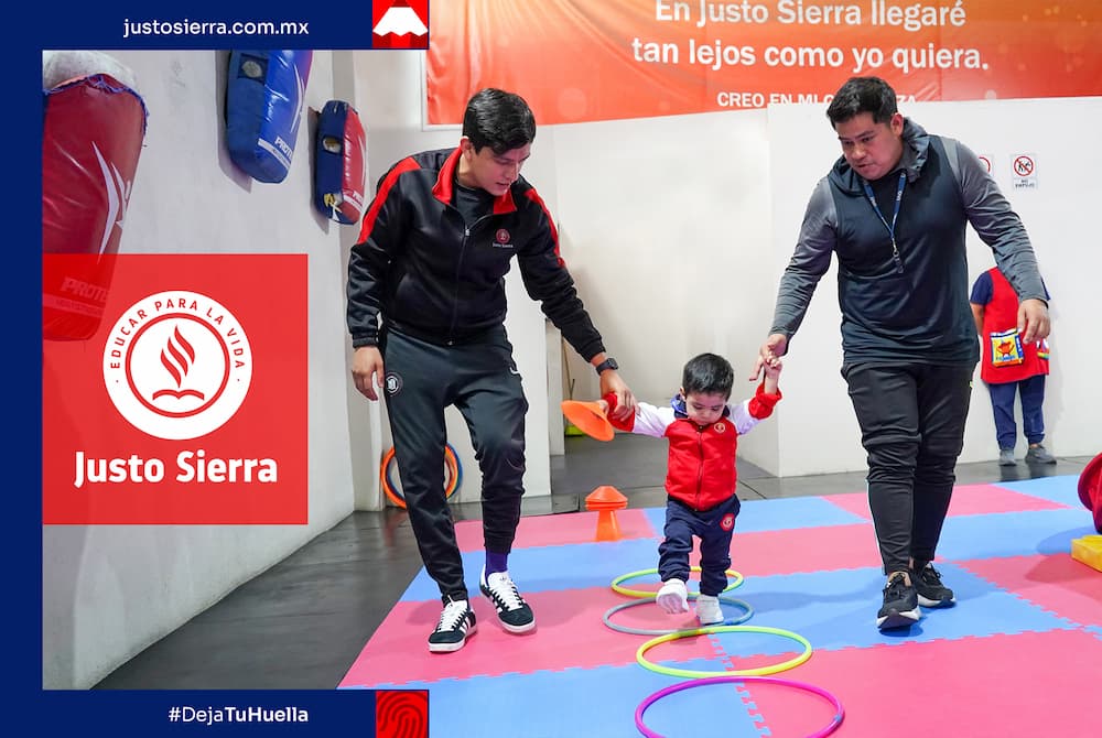 profesores con alumno en clase extracurricular