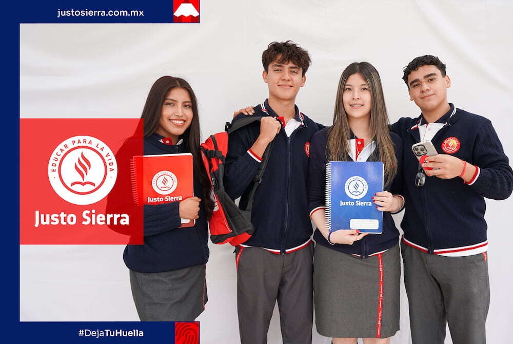 alumnos de justo sierra con libretas y uniformes 