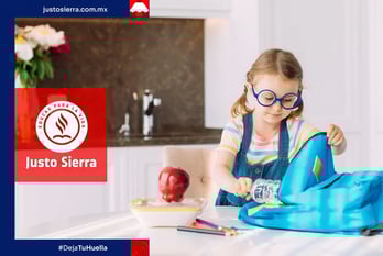 niña preparando su mochila para su primer día de clases 