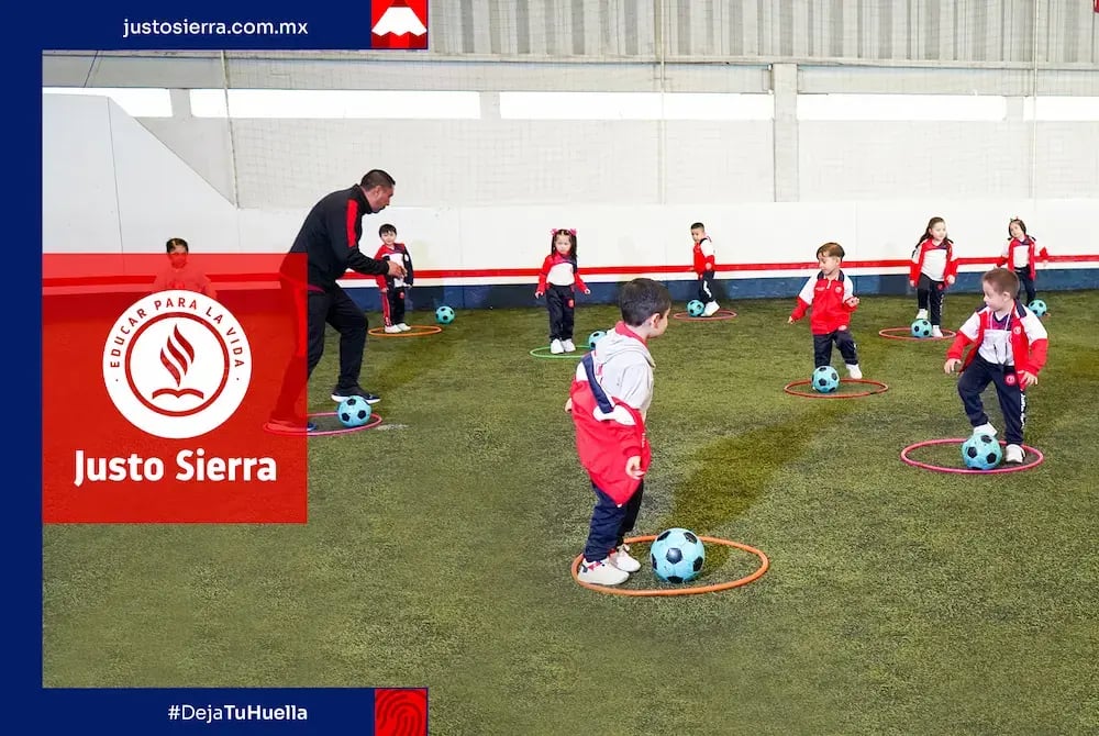 alumnos de jardin en cancha de futbol