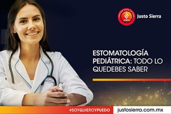 estomatóloga pediátrica sonriente al saber lo que debe saber 