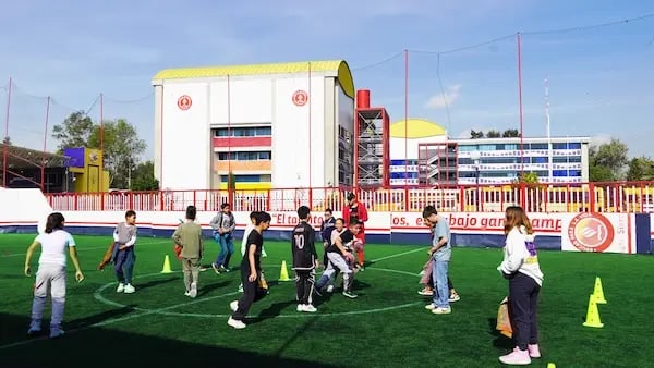 alumnos jugando futbol en campus aragon