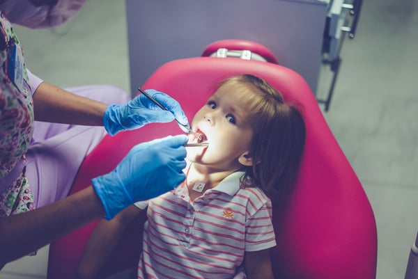 paciente infantil en consulta con el dentista