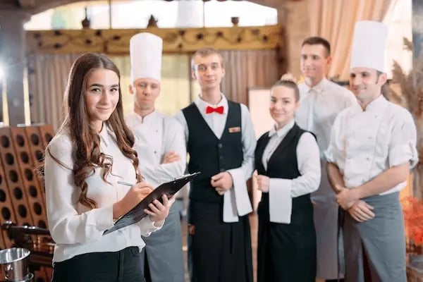 estudiante de gastronomia en restaurante