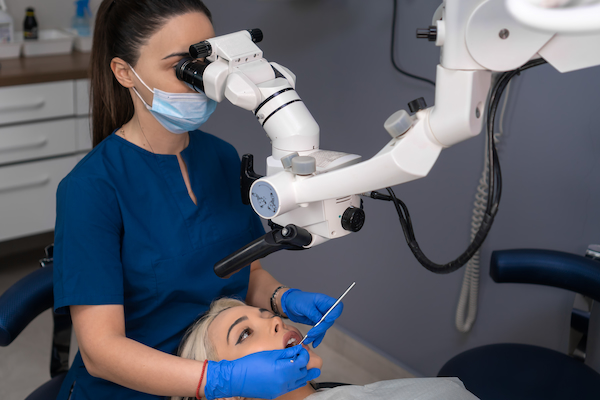 especialista en endodoncia con paciente