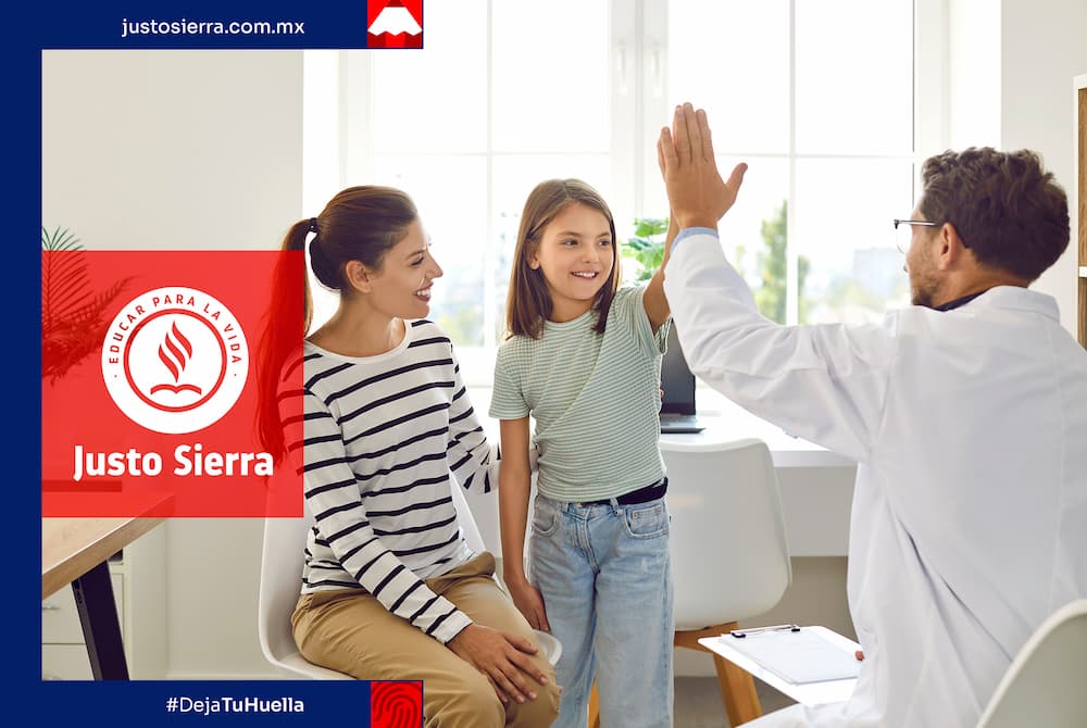 doctor chocando la mano con una paciente