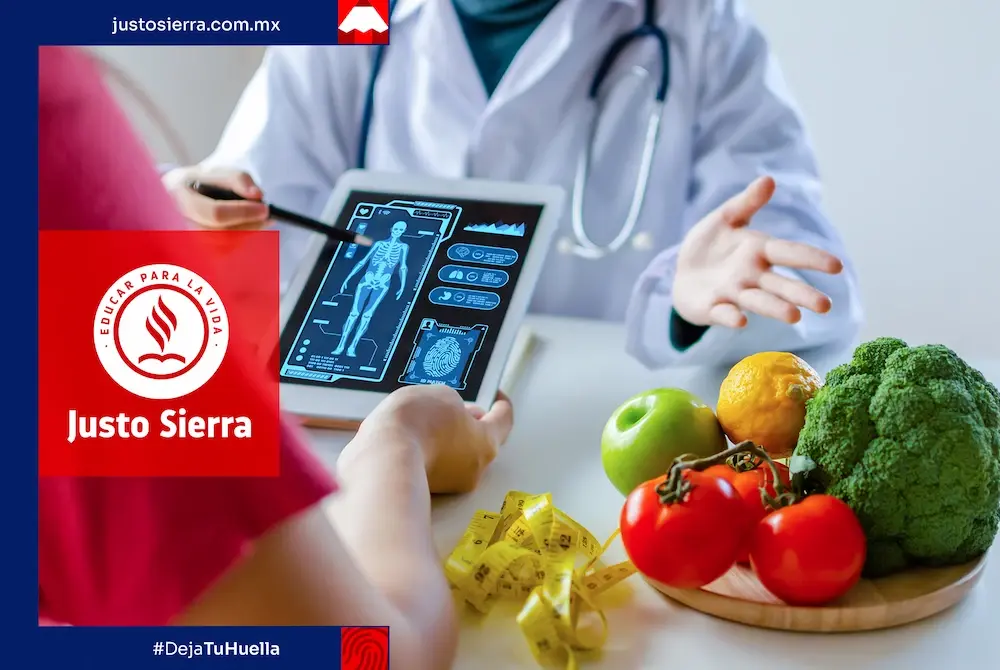 nutriologo en consulta con paciente con tablet en las manos