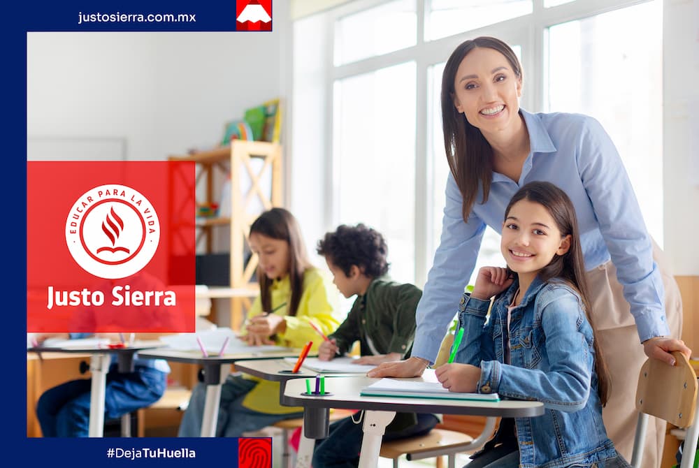 maestra con alumnos en salón de clases 