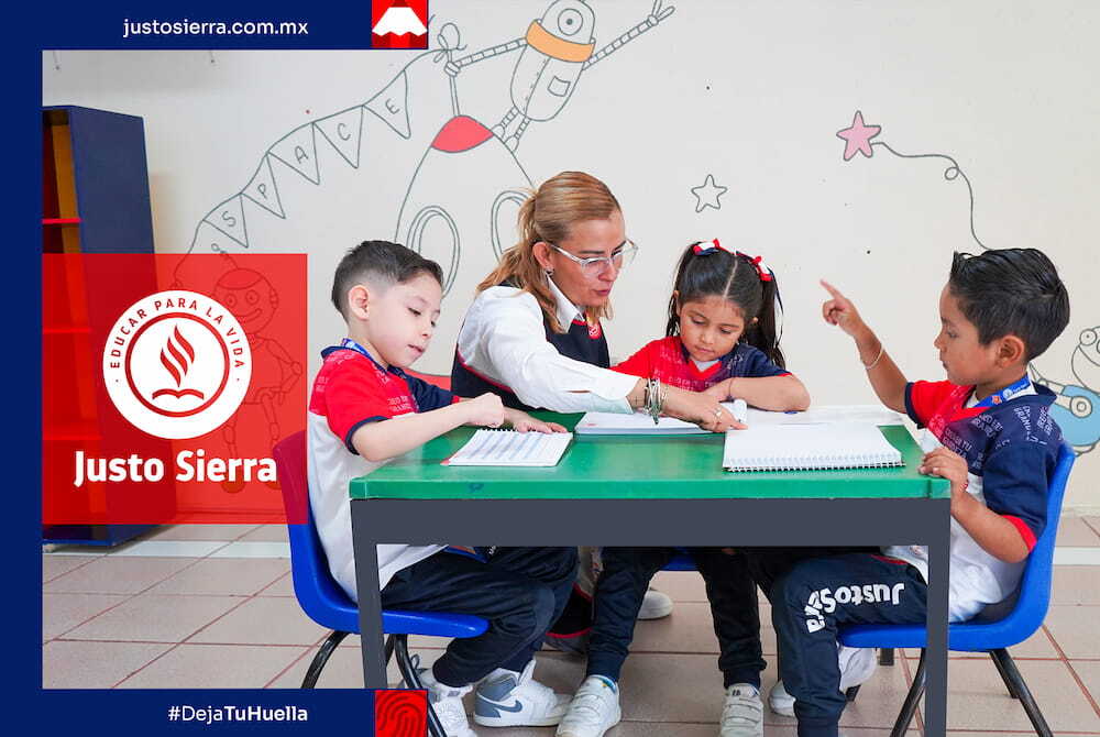 maestra con alumnos en salon de clases enseñando sobre la equidad 