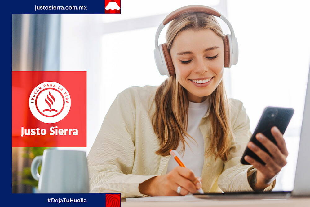 estudiante de universidad con celular en escritorio  