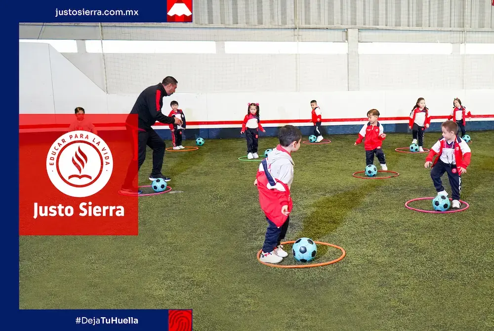 alumnos de jardin en cancha de futbol 